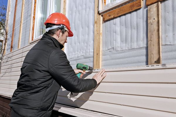 professional_repairing_siding